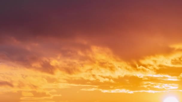 Временной Промежуток Солнце Рассвете Небе Яркое Драматическое Небо Пушистыми Облаками — стоковое видео