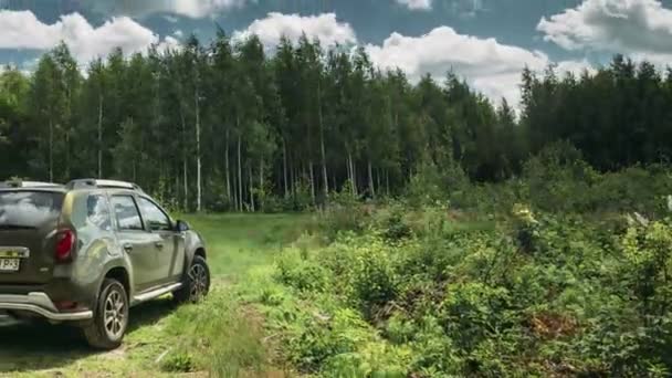 Гомель, Білорусь - Джунлі 5, 2018: Renault Duster SUV в літній лісовій ландшафті. Duster випускається спільно французьким виробником Renault. Лапс часу, часовий відрізок — стокове відео