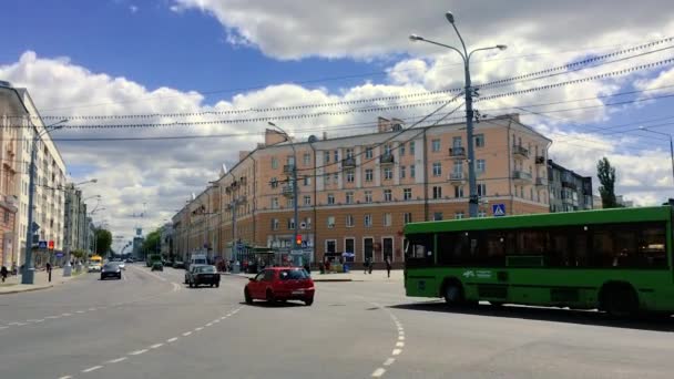 Gomel, Belarús. Tráfico de la ciudad en Lenina y Privokzalnaya Crossroads Calles — Vídeos de Stock