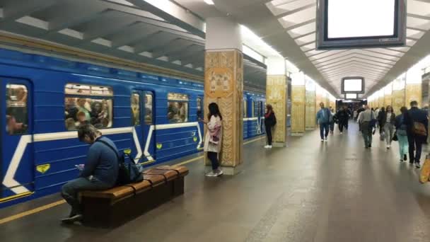 Minsk, Bielorrússia. Pessoas caminhando na estação de metrô de Minsk Metro — Vídeo de Stock