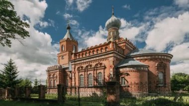 Pirevichi Köyü, Belarus 'un Gomel Bölgesi Zhlobin Bölgesi. All Saints Kilisesi eski kültürel ve mimari bir anıttır. Zaman Hızı, Zaman Hızı