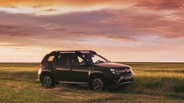 Gomel, Biélorussie - 22 juin 2018 : Voiture Renault Duster ou Dacia Duster Suv en route à travers le champ de blé d'été à l'heure du coucher du soleil incroyable. Hyperlapsus Temps écoulé Temps écoulé Temps écoulé — Video