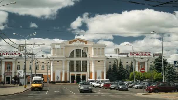 Gomel, Belarús. Antiguo edificio de la estación de tren en el soleado día de verano — Vídeo de stock