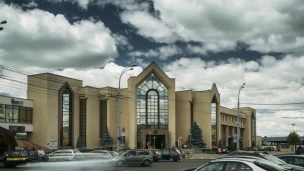 Gomel, Belarús. Edificio de la estación de tren en soleado día de verano — Vídeo de stock