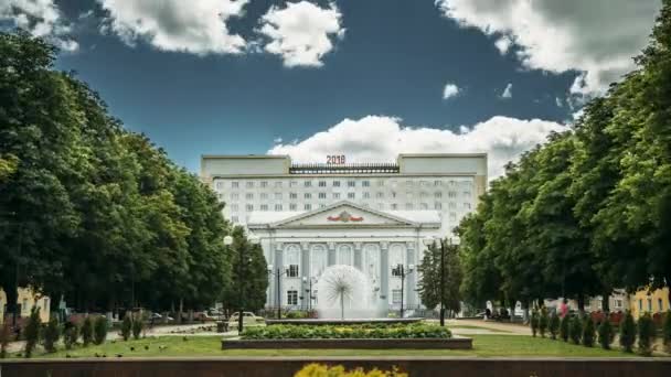 Gomel, Belarús. Fuente en la plaza con vistas a la biblioteca universal regional de Gomel que lleva el nombre de Lenin — Vídeo de stock