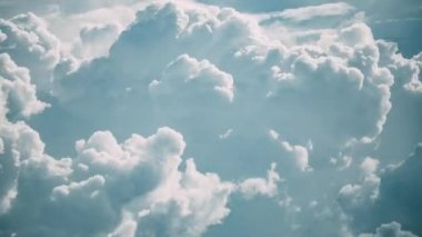 Bulutlu Gökyüzü. Fırtınadan önceki güneşli günde kabarık bulutlu dramatik gökyüzü