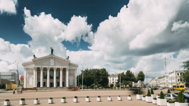 Gomel, Belarús. Edificio del Teatro Regional de Gomel en la Plaza Lenin en el Día de Verano — Vídeo de stock