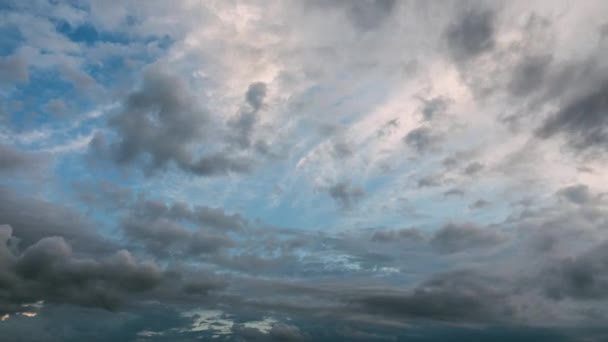 Bewolkte hemel met pluizige wolken in zonnige avond — Stockvideo