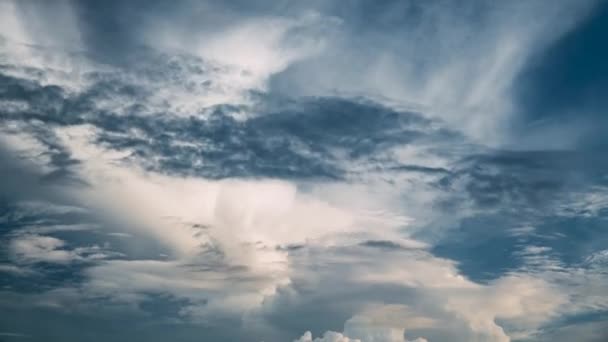 Cielo con nubes esponjosas en la noche soleada — Vídeo de stock