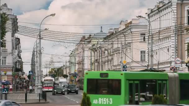 Gomel, Bielorussia - 08 luglio 2018: Traffico cittadino in Sovetskaya Street in Summer Sunny Day — Video Stock