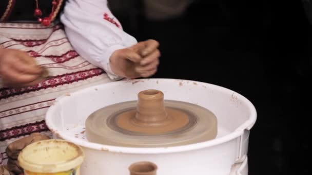 Processo di creazione di un vaso di argilla. Usando le mani. Ceramica Craft Ruota e vaso di argilla ceramica — Video Stock