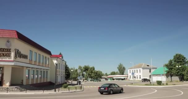 Chachersk, Gomel Region, Λευκορωσία. Διάσημο ορόσημο - Παλιά Δημαρχείο σε ηλιόλουστη μέρα του καλοκαιριού στο Chechersk. Δημαρχείο — Αρχείο Βίντεο