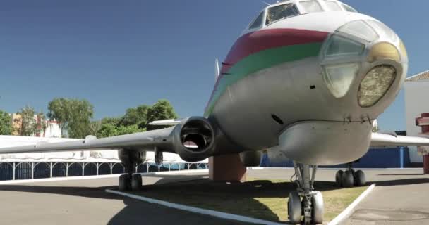 Tschatschersk, Gebiet Gomel, Weißrussland. Das Flugzeug Tu-124sh ist auf einem der Plätze der Stadt auf einem Fahrgestell montiert. Zu Sowjetzeiten gab es eine Weile ein Kino. Jetzt beherbergt das Zentrum Kinderkunst. Tschetschersk — Stockvideo