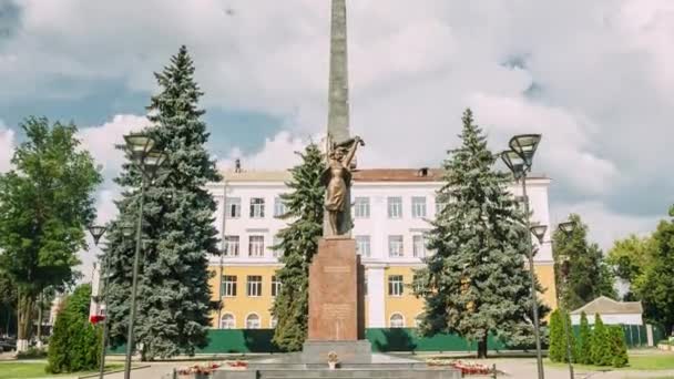 Gomel, Belarús. Monumento a los héroes miembros del Komsomol en la encrucijada de las calles de Karpovicha y Zharkovskogo en el soleado día de invierno, hiperlapso — Vídeo de stock