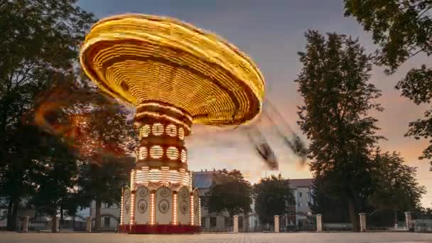 高輝度回転高速回転カルーセルメリーゴーラウンド。都市遊園地の夏の夜 — ストック動画