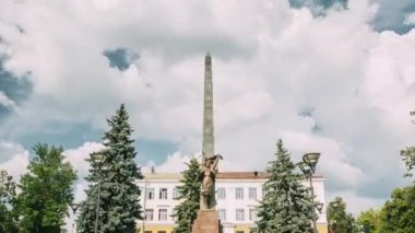 Gomel, Belarus. Karpovicha ve Zharkovskogo caddelerinin kesişimindeki Komsomol Kahramanlarının Anıtı