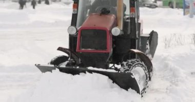 Gomel, Belarus - 2 Mart 2018: Kar fırtınasında kar temizleyen traktör.