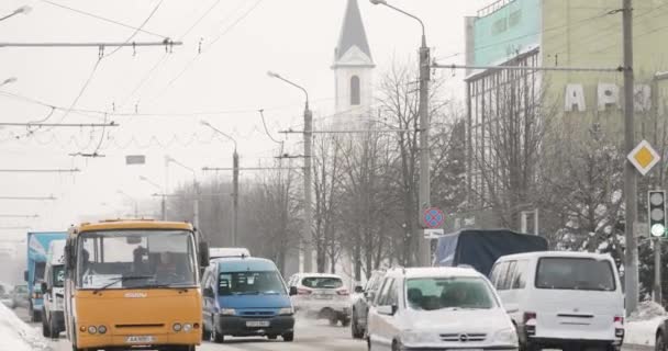 Gomel, Bielorrusia - 2 de marzo de 2018: El tráfico en el día de invierno en la calle Sovetskaya — Vídeos de Stock