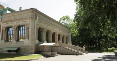 Krasny Bereg, Zhlobin Bölgesi, Belarus. Dobosna Nehri kıyısındaki Manor-Park Kompleksi Gatowski-Poklevsky-Kozell Malikanesi. 19. yüzyılın sonundaki soylu malikane.