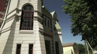 Krasny Bereg, Zhlobin Bölgesi, Belarus. Dobosna Nehri kıyısındaki Manor-Park Kompleksi Gatowski-Poklevsky-Kozell Malikanesi. 19. yüzyılın sonundaki soylu malikane.