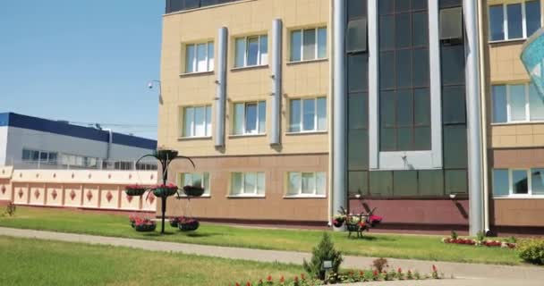 Rahachow, Weißrussland. Skulptur in Form einer Kondensmilchdose Es wird in antiker Mosaiktechnik aus farbigem Glas ausgeführt — Stockvideo