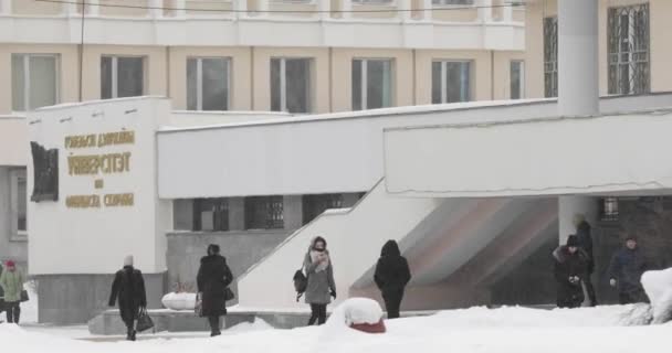 Gomel, Bělorusko - 2. března 2018: Studenti procházka po ulici poblíž budovy Francisk Skorina Gomel State University Building — Stock video