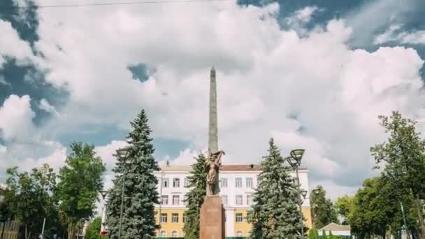 Γκόμελ, Λευκορωσία. Μνημείο για τους ήρωες-μέλη της Κομσομόλ στο σταυροδρόμι των δρόμων της Karpovicha και Zharkovskogo σε ηλιόλουστη μέρα του χειμώνα, Hyperlapse — Αρχείο Βίντεο