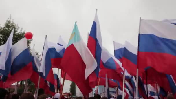 Demonstratie, parade, ontmoeting of nationale feestdag met Russische vlaggen — Stockvideo