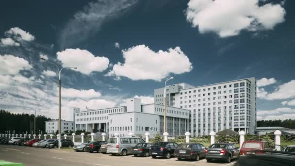 Gomel, Belarús. Edificio del Centro Científico Repablicano para Medicina Radiológica y Ecología Humana en el Día Soleado de Verano — Vídeos de Stock