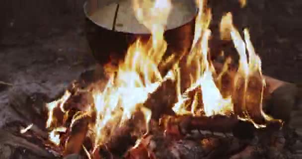 Ancienne casserole de camp rétro eau bouillie pour la préparation de la soupe sur un feu dans la forêt. Feu de feu de flamme au soir d'été 