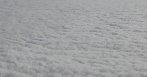 Hermosa vista aérea cielo nublado. Vuelo por encima de nubes esponjosas blancas — Vídeos de Stock