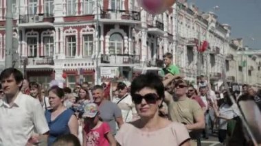 Gomel, Belarus - 9 Mayıs 2018 Geçit Töreni. Ölümsüz Alay Eylem Yürüyüşü 2. Dünya Savaşı kahramanlarının portresini taşıyan insanların geçit töreninde. Geleneksel Zafer Günü Kutlaması 9 Mayıs