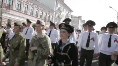 Gomel, Belarus - 9 Mayıs 2018 Geçit Töreni. Festivalin dekore edildiği sokaktaki askeri ve sivil insanlar. Zafer Günü 9 Mayıs Gomel 'de Ev Belarus