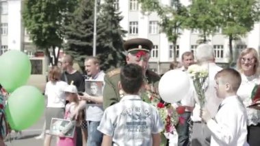 Gomel, Belarus - 9 Mayıs 2018 Geçit Töreni. Festivalin dekore edildiği sokaktaki askeri ve sivil insanlar. Zafer Günü 9 Mayıs Gomel 'de Ev Belarus