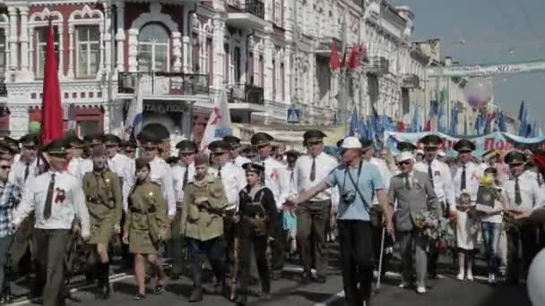 Gomel, Weißrussland - 9. Mai 2018: Festliche Parade. Unsterblicher Regiment-Aktionsmarsch bei der Parade-Prozession von Menschen mit Porträts von Helden des Zweiten Weltkriegs. Jährliche Feier zum Tag des Sieges am 9. Mai — Stockvideo