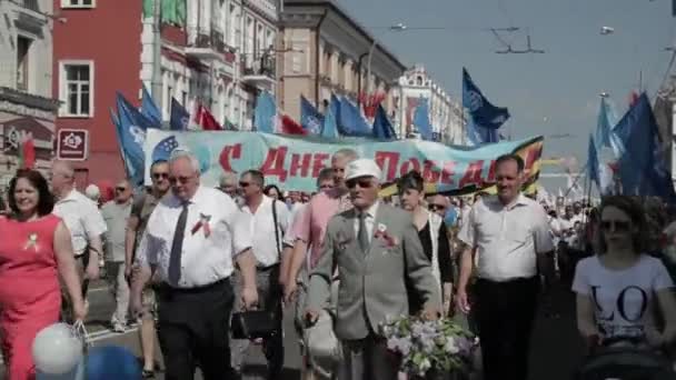 Gomel, Bielorrusia - 9 de mayo de 2018: Procesión ceremonial del desfile. Militares y civiles en la calle decorada festiva. Celebración Día de la Victoria 9 Mayo En Gomel Homiel Bielorrusia — Vídeos de Stock