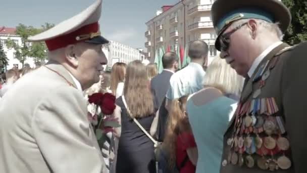 Gomel, Weißrussland - 9. Mai 2018: Festliche Parade. Militär und Zivilbevölkerung auf der festlich geschmückten Straße. Feier Tag des Sieges 9. Mai in Gomel Homiel Weißrussland — Stockvideo