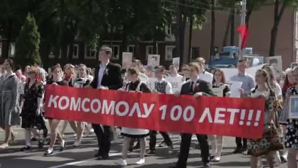 Гомель, Беларусь - 9 мая 2018 года: Церемониальная процессия парада. Марш бессмертного полка на параде людей с портретами героев Второй Мировой Войны. Ежегодное празднование Дня Победы 9 мая — стоковое видео