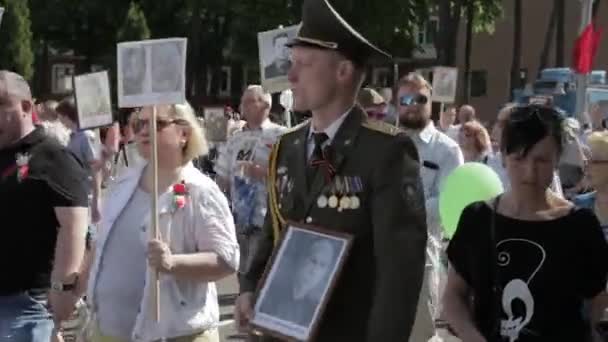 Gomel, Belarus - 9 Mayıs 2018 Geçit Töreni. Ölümsüz Alay Eylem Yürüyüşü 2. Dünya Savaşı kahramanlarının portresini taşıyan insanların geçit töreninde. Geleneksel Zafer Günü Kutlaması 9 Mayıs — Stok video