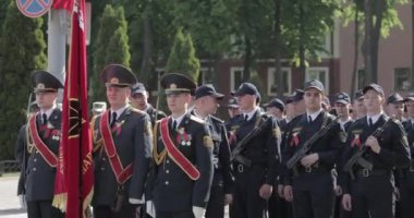 Gomel, Belarus - 9 Mayıs 2018: 9 Mayıs Zafer Bayramı 'nda milis veya polis katılımcıları geçit töreni için hazırlanıyor