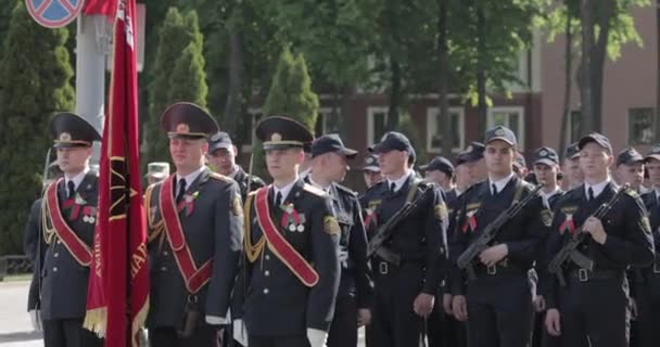 Gomel, Weißrussland - 9. Mai 2018: Milizionäre oder Polizisten Teilnehmer bereiten sich während der Feierlichkeiten zum Tag des Sieges am 9. Mai auf die Parade vor — Stockvideo