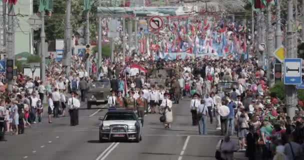 Gomel, Valko-Venäjä - 9. toukokuuta 2018: Seremoniallinen kulkue paraatissa. Sotilaalliset ja siviiliväestö juhlava koristeltu Street. Juhla Victory Day 9 Toukokuu Gomel Homiel Valko — kuvapankkivideo