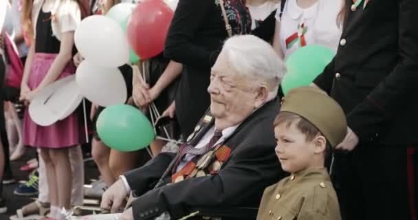 Gomel, Belarus - 9 mei 2018: Grote Patriottische Oorlogsveteraan op bezoek bij viering Victory Day 9 mei In Gomel Homiel Belarus — Stockvideo