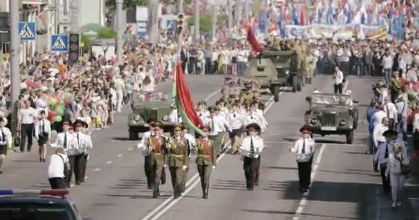 Gomel, Bielorrússia - 9 de maio de 2018: Procissão Cerimonial do Desfile. Militares e civis na rua festiva decorada. Celebração Dia da Vitória 9 de maio em Gomel Homiel Belarus — Vídeo de Stock