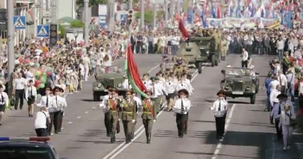 Гомель, Білорусь - 9 травня 2018: Церемоніальна процесія параду. Воєнно-цивільний народ на святковій декорованій вулиці. Святкування Дня Перемоги 9 травня у Гомельській Білорусі — стокове відео