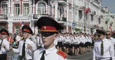 Gomel, Belarus - 9 Mayıs 2018 Geçit Töreni. Festivalin dekore edildiği sokaktaki askeri ve sivil insanlar. Zafer Günü 9 Mayıs Gomel 'de Ev Belarus