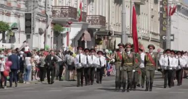 Gomel, Belarus - 9 Mayıs 2018 Geçit Töreni. Festivalin dekore edildiği sokaktaki askeri ve sivil insanlar. Zafer Günü 9 Mayıs Gomel 'de Ev Belarus