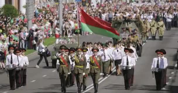 Gomel, Valko-Venäjä - 9. toukokuuta 2018: Seremoniallinen kulkue paraatissa. Sotilaalliset ja siviiliväestö juhlava koristeltu Street. Juhla Victory Day 9 Toukokuu Gomel Homiel Valko — kuvapankkivideo