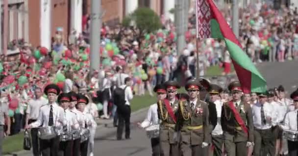 白俄罗斯戈梅利- 2018年5月9日：阅兵仪式。节日装饰街上的军人和平民。5月9日白俄罗斯Gomel Homiel庆祝胜利日 — 图库视频影像