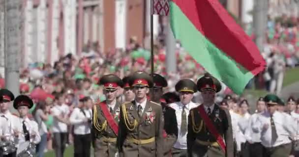 2018年5月9日:パレードの儀式的進行。祭りの装飾された通りの軍と民間人。ゴメルでの勝利の日9 5月｜ホミエル・ベラルーシ — ストック動画